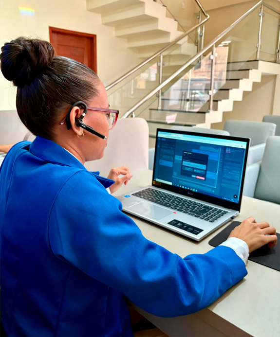 Agente ao telefone com notebook